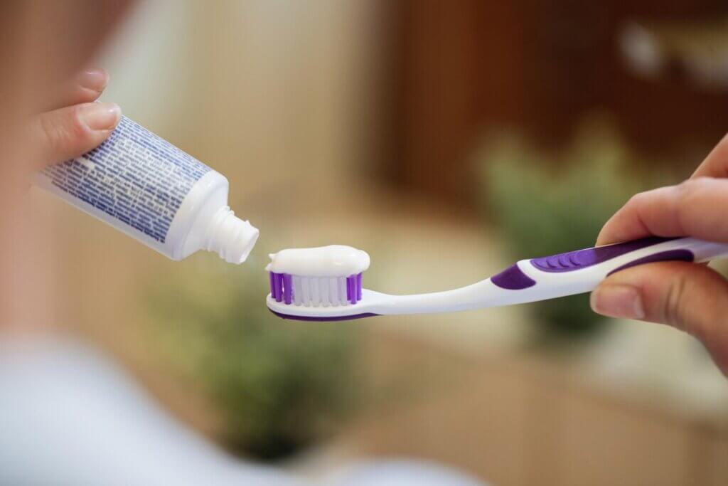 Cum se tratează durerea cauzată de sensibilitatea dentară?