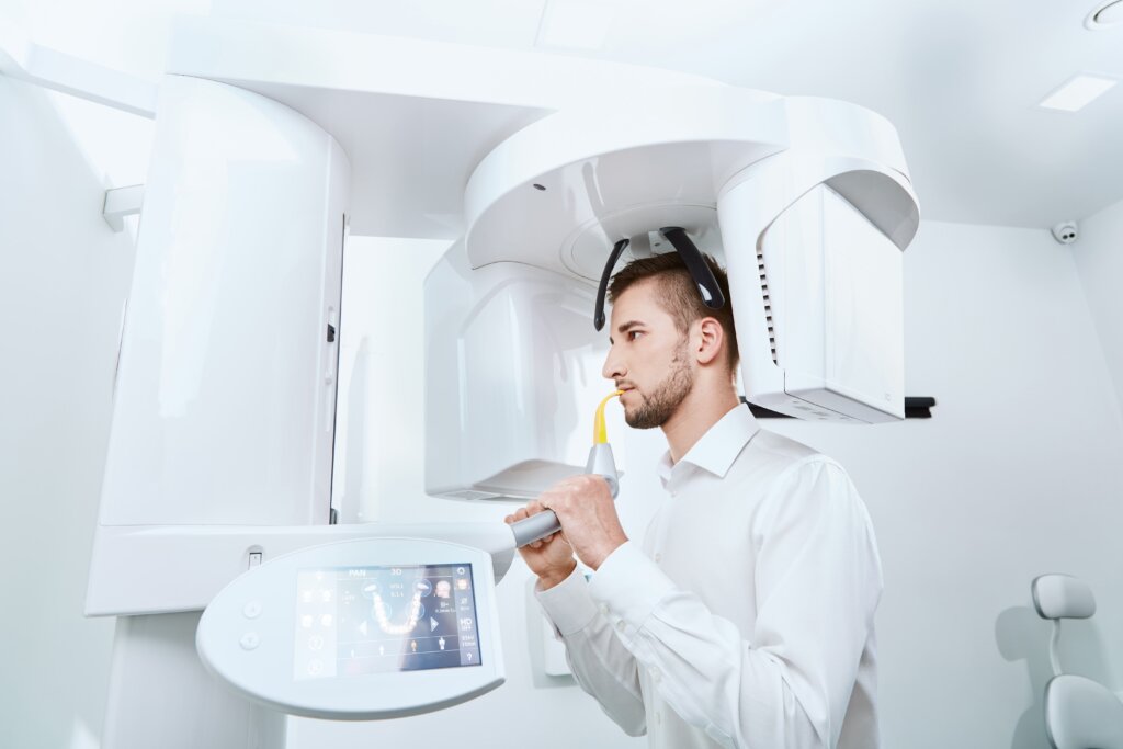Implant dentar fără riscuri? Totul începe cu o tomografie computerizată (CT)
