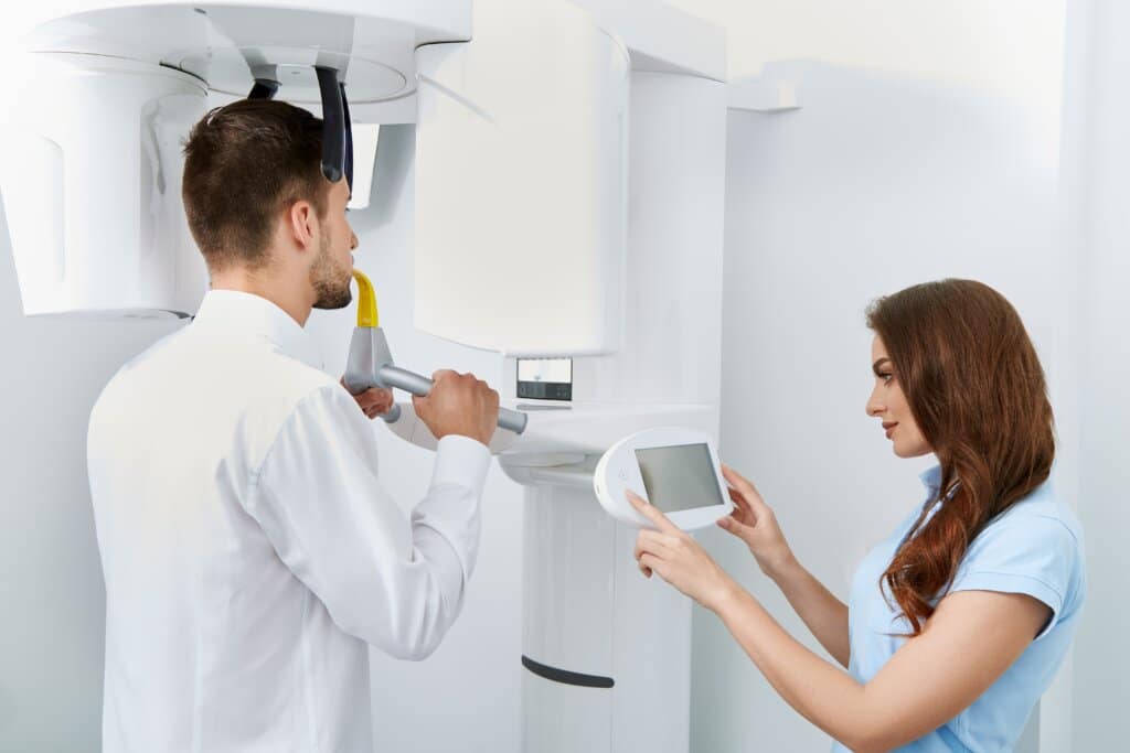 De ce ai nevoie de o tomografie dentară înainte de implantul dentar? Află tot ce trebuie să știi