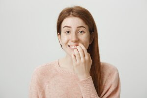 Petele negre pe dinți: de ce apar și cum pot fi prevenite?