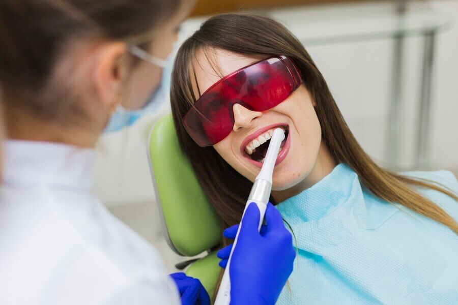 Albirea dentară: metode profesionale vs. soluții acasă