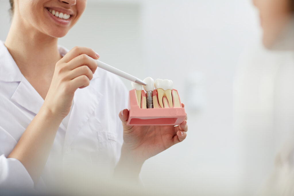 Pacient și medic discutând despre implant dentar Straumann