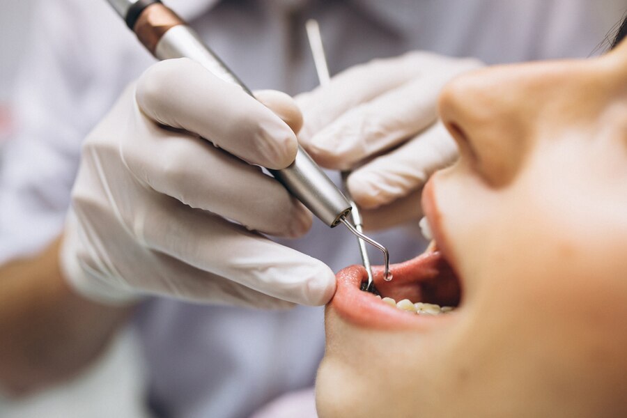 discuție medic-pacient despre profilaxie dentară preț București